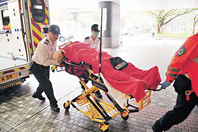 私家车被货车夹扁拖行50米司机右臂被扯断